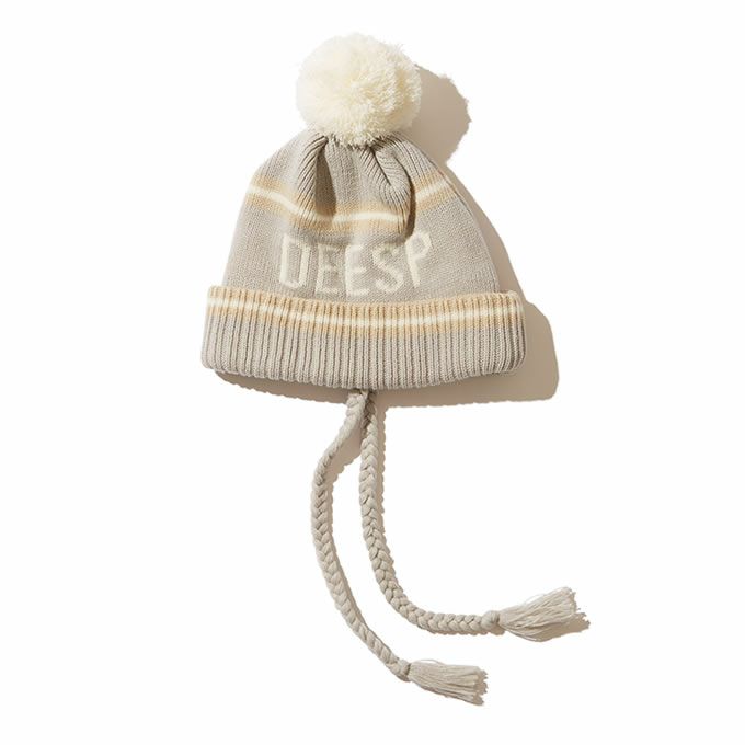 Diaspora skateboards】 DEESP Pom Pom Beanie ¥7,700 COLOR:SNOW,IVY,INK  SIZE:FREE . 顎紐付きのポンポンニットキャップ。 前作から、顎紐は編み込み仕様に、またゲージをミドルゲージに変更しアップデート。  長すぎずかぶりやすいレングスが特徴。 外周約59cm 