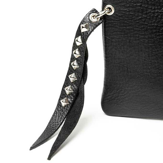 小物 CALEE LEATHER WALLET POUCH STUDS CHARM CALEE（キャリー）の「STUDS LEATHER WALLET POUCH（ポーチ）」 - WEAR